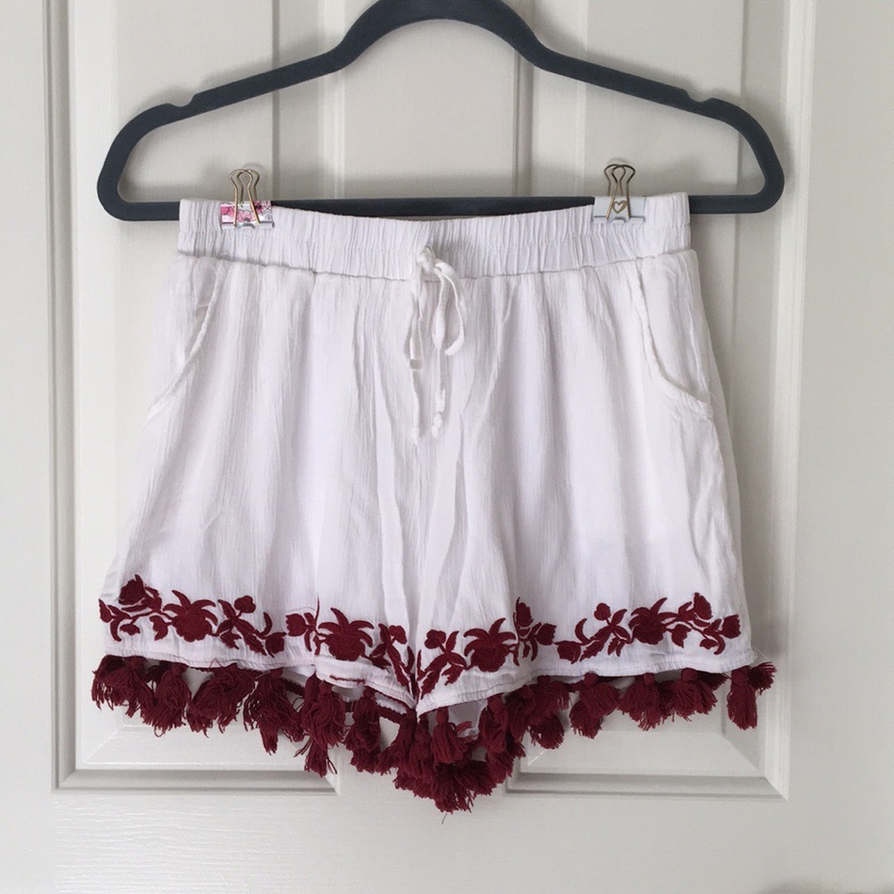 Embroidery High-waisted shorts